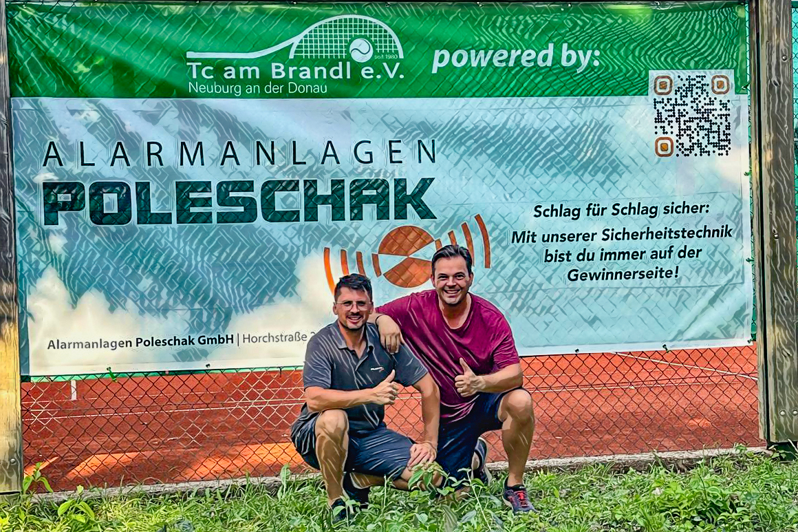 Tennisplatz mit Werbung für Alarmanlagen Poleschak